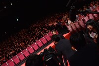 観客を静かにさせるポール・ラッド。