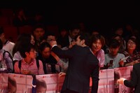 ファンサービスをするポール・ラッド。