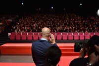 観客に「コンニチハー！」と呼びかけるペイトン・リード。