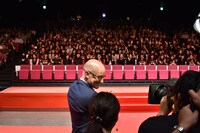 「コンニチハー！」という呼びかけにファンが反応したことを喜ぶペイトン・リード。