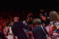 ファンサービスを行うペイトン・リード。