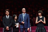 左から溝端淳平、ペイトン・リード、内田有紀。