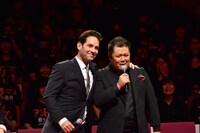 肩を組むポール・ラッドと小杉竜一。