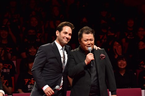 肩を組むポール・ラッドと小杉竜一。