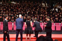 観客に「（『アントマン』と）叫ぶ準備はいいか？ 聞こえないぞ！」と英語で呼びかけるポール・ラッド。