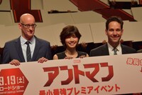 左からペイトン・リード、内田有紀、ポール・ラッド。