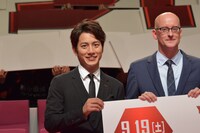 左から溝端淳平、ペイトン・リード。