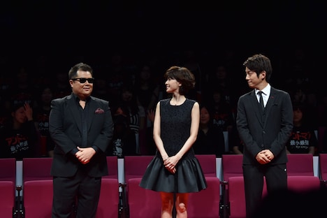 左からブラックマヨネーズ小杉竜一、内田有紀、溝端淳平。