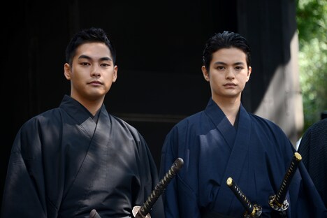 「合葬」彰義隊・御供養＆大ヒット祈願イベントに参加した柳楽優弥（左）と瀬戸康史（右）。