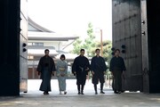 寛永寺の黒門から登場したキャストと監督。