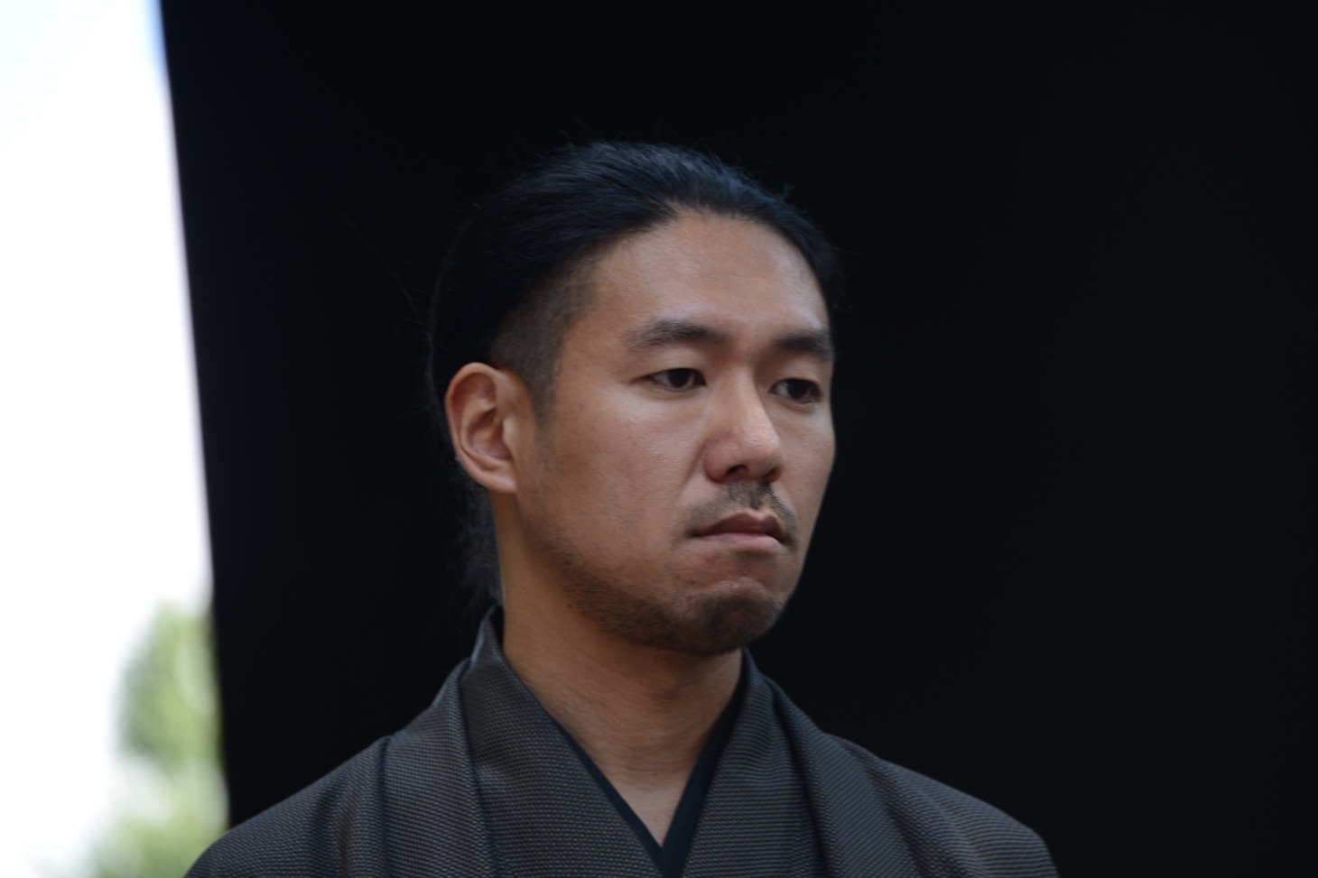 「合葬」監督の小林達夫。