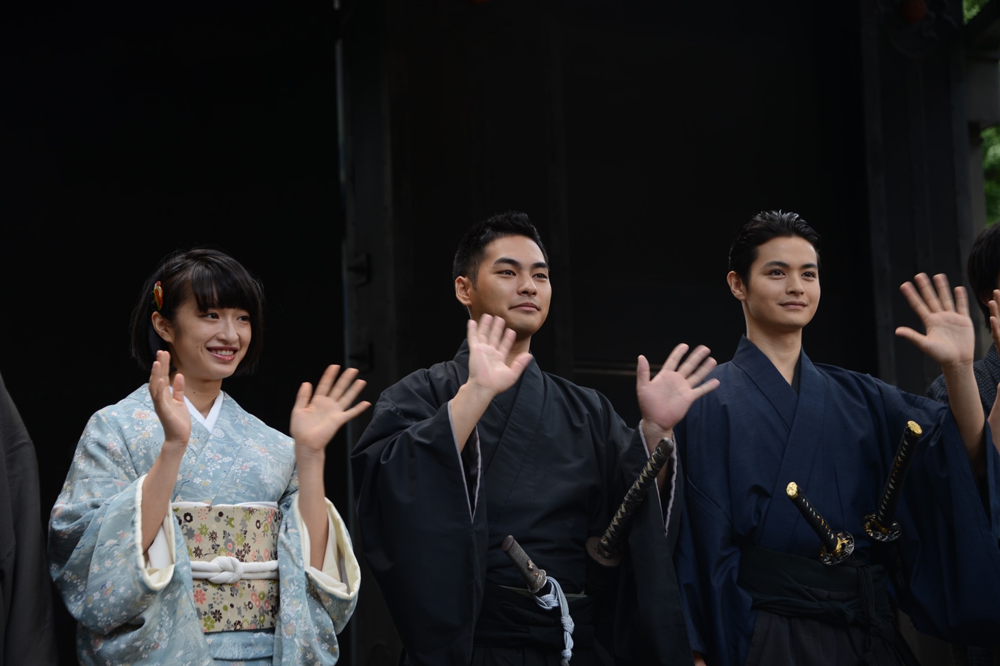 カメラに手を振る門脇麦（左）、柳楽優弥（中央）、瀬戸康史（右）。