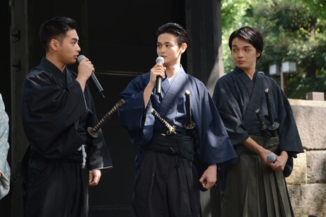 “幼なじみ”トークを繰り広げる柳楽優弥（左）、瀬戸康史（中央）、岡山天音（右）。