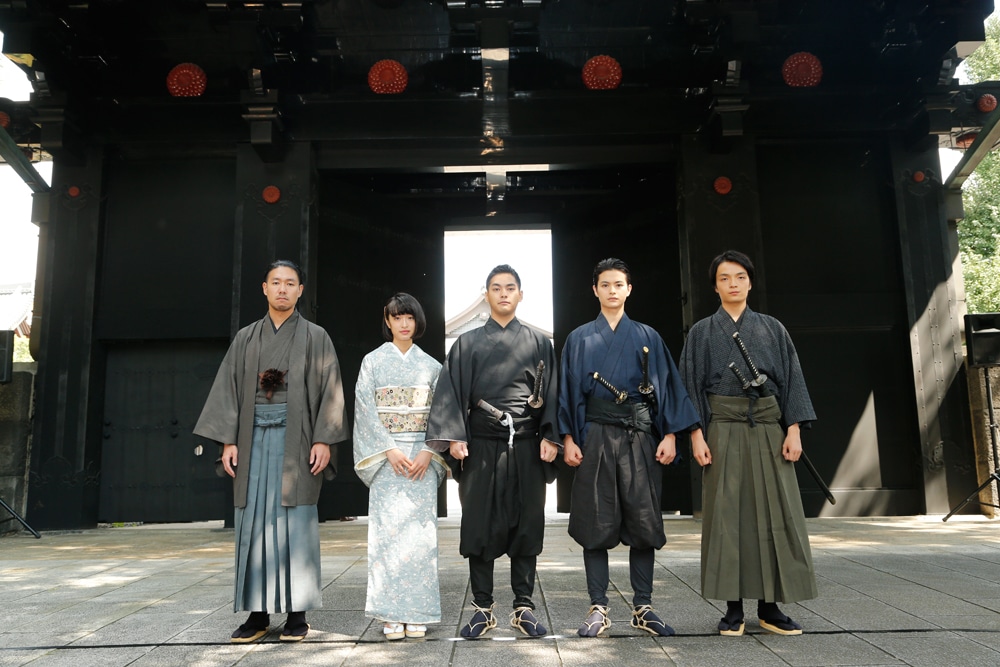 「合葬」彰義隊・御供養＆大ヒット祈願イベントの様子。左から小林達夫、門脇麦、柳楽優弥、瀬戸康史、岡山天音。