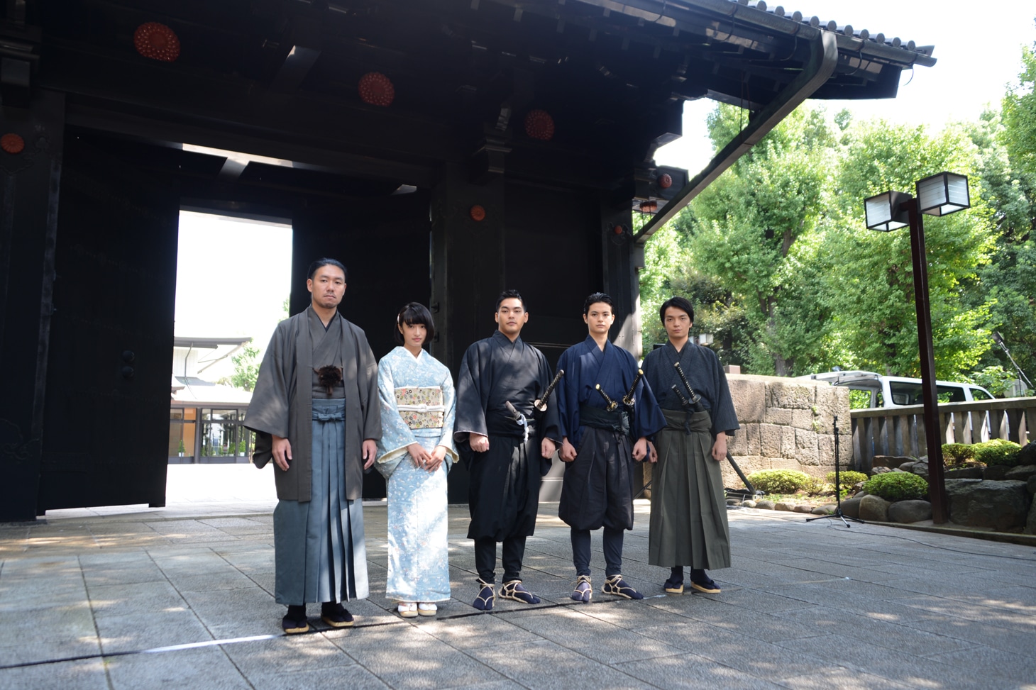「合葬」彰義隊・御供養＆大ヒット祈願イベントの様子。左から小林達夫、門脇麦、柳楽優弥、瀬戸康史、岡山天音。