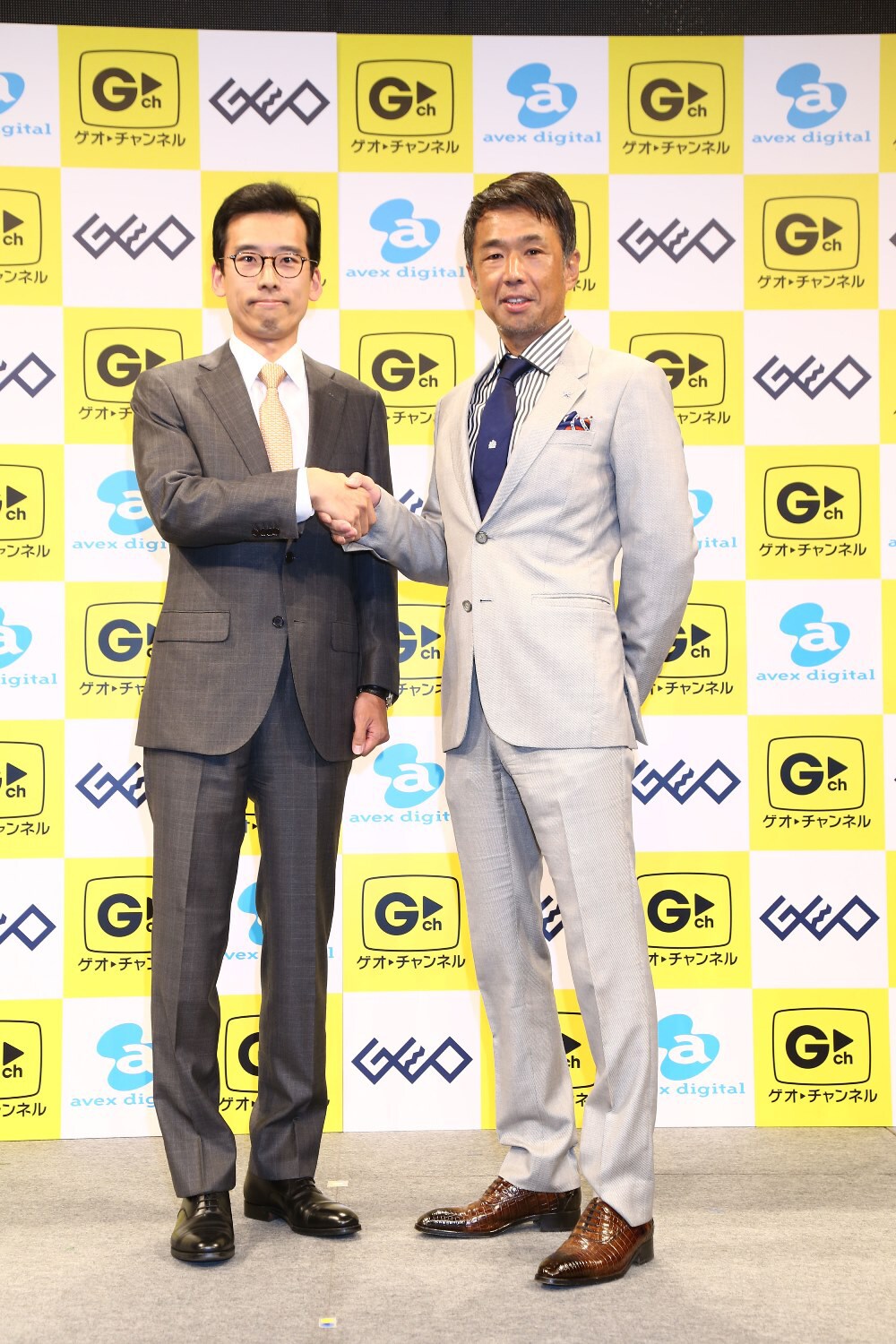 左からゲオホールディングスの代表取締役社長・遠藤結蔵氏、エイベックス・グループ・ホールディングスの代表取締役副社長CSO・千葉龍平氏。