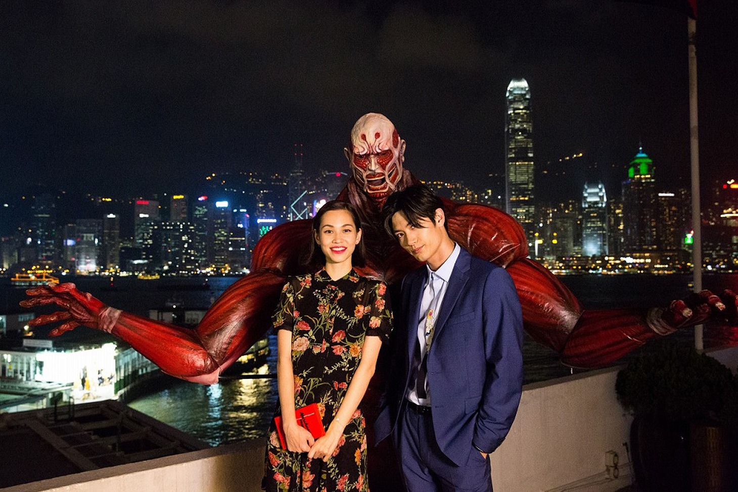 “100万ドルの夜景”と評される香港の街並みを背にした三浦春馬（右）と水原希子（左）。