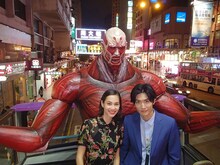 2階建バスで香港の街並みを満喫する三浦春馬（右）、水原希子（左）。