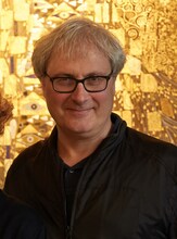 「黄金のアデーレ 名画の帰還」監督のサイモン・カーティス。