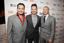 第40回トロント国際映画祭「ブラック・スキャンダル」北米プレミアの様子。左からジョニー・デップ、スコット・クーパー、ジョエル・エドガートン。