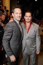 左からスコット・クーパー、ジョニー・デップ。