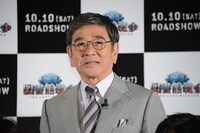 仁科巌役の石坂浩二。