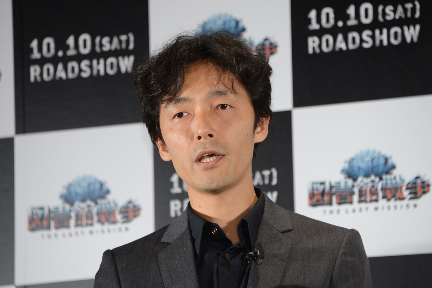 監督の佐藤信介。