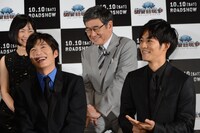 クランクアップの日、岡田准一に壁ドンをしたくてスケジュールをチェックしたと話す松坂桃李（右下）。