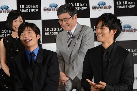 クランクアップの日、岡田准一に壁ドンをしたくてスケジュールをチェックしたと話す松坂桃李(右下)。