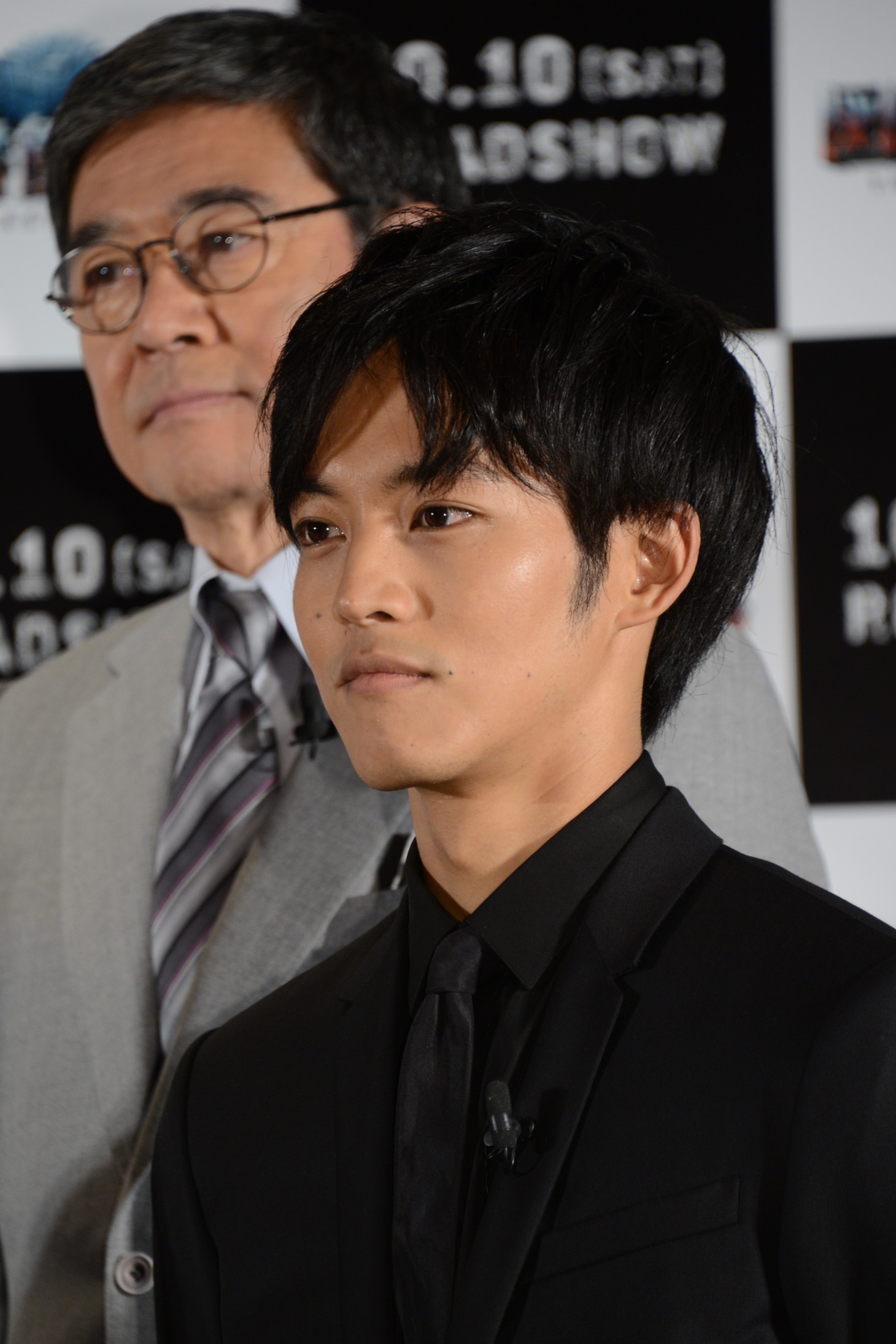 手塚慧役の松坂桃李