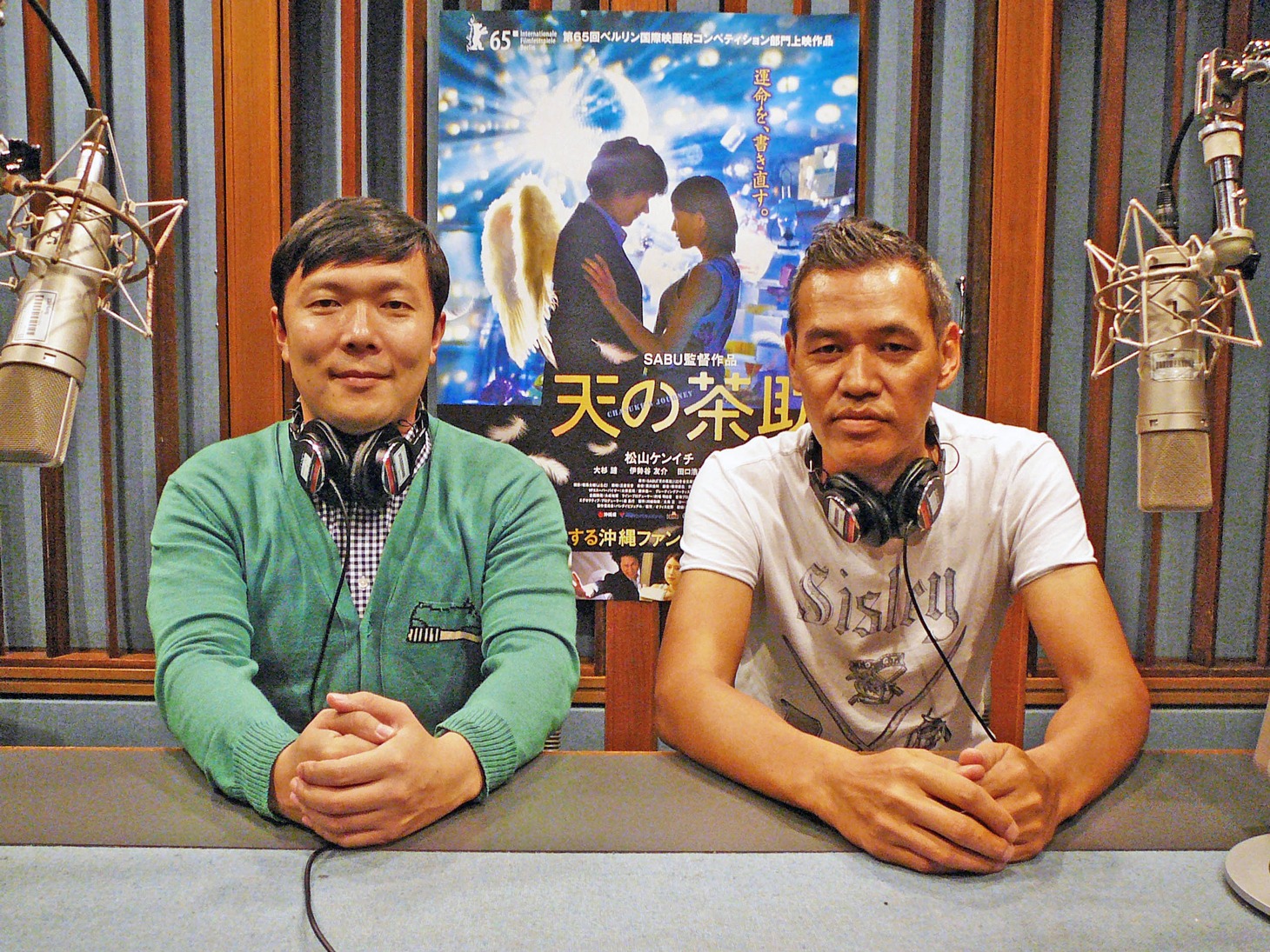 「天の茶助」BD / DVD特典のオーディオコメンタリー収録にて。左より弾丸ジャッキーのオラキオ、SABU。(c)2015「天の茶助」製作委員会
