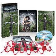 「シザーハンズ 製作25周年記念コレクターズ・ブルーレイBOX」。赤いオーナメントが封入特典。(c)2015 Twentieth Century Fox Home Entertainment LLC. All Rights Reserved.