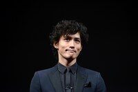 五誠会三代目・式根誠司役の安藤政信。