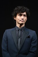 五誠会三代目・式根誠司役の安藤政信。