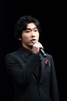 19年前の暴力事件を追うルポライター・森澤慶一役の柄本佑。