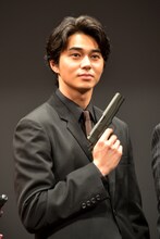 モデルガンを構える東出昌大。