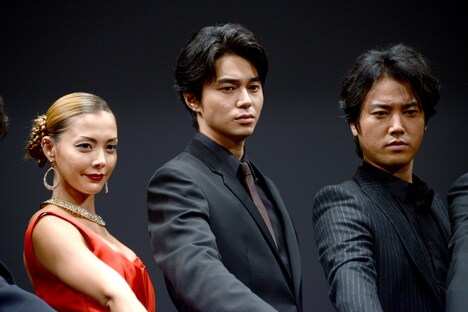 左より土屋アンナ、東出昌大、桐谷健太。