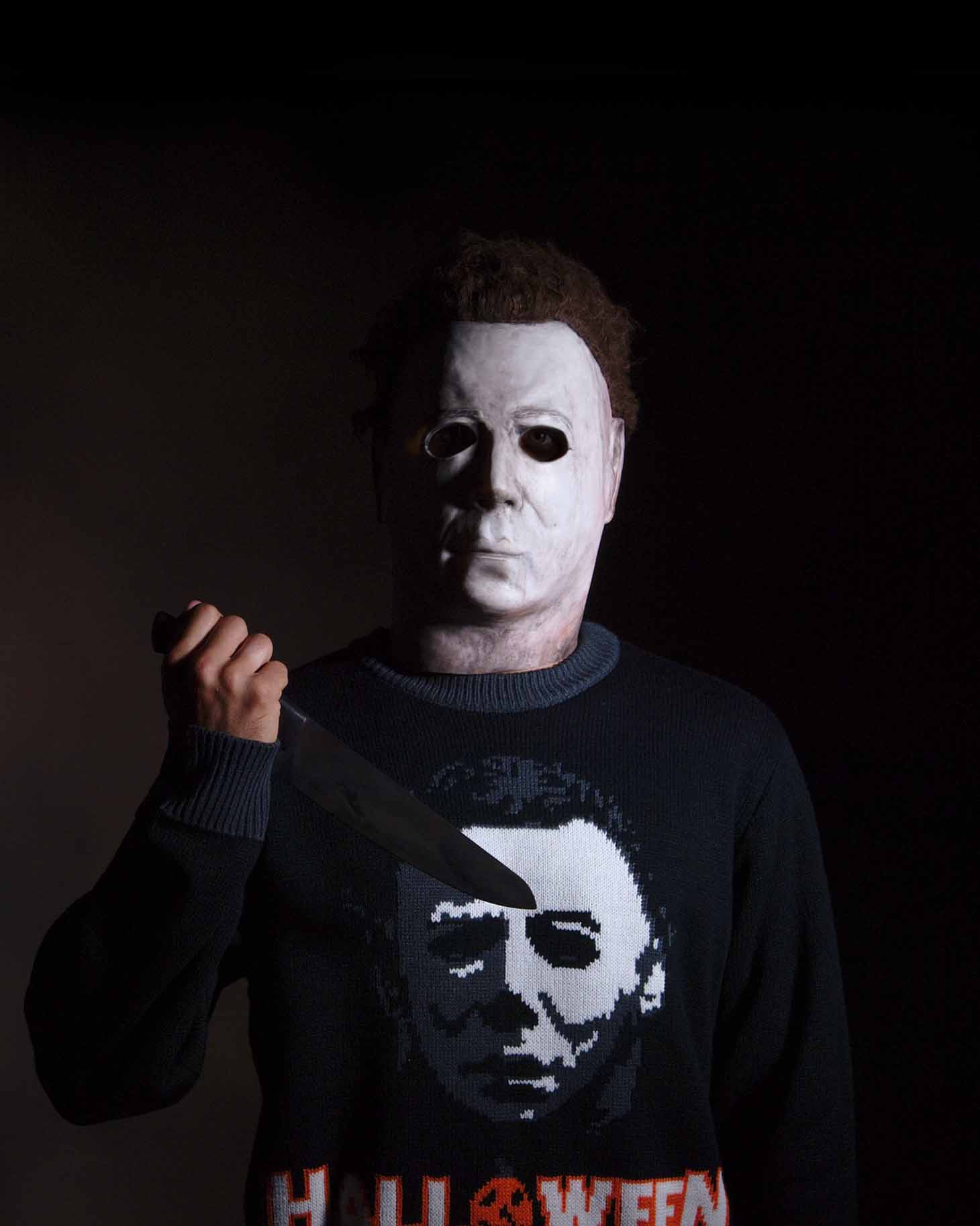 Halloween Knit Sweaterを着用した「ハロウィン」のマイケル。