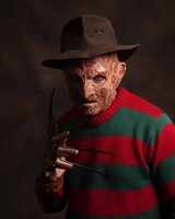 Nightmare on Elm Street Knit Sweater（Version 2）を着用した「エルム街の悪夢」のフレディ。