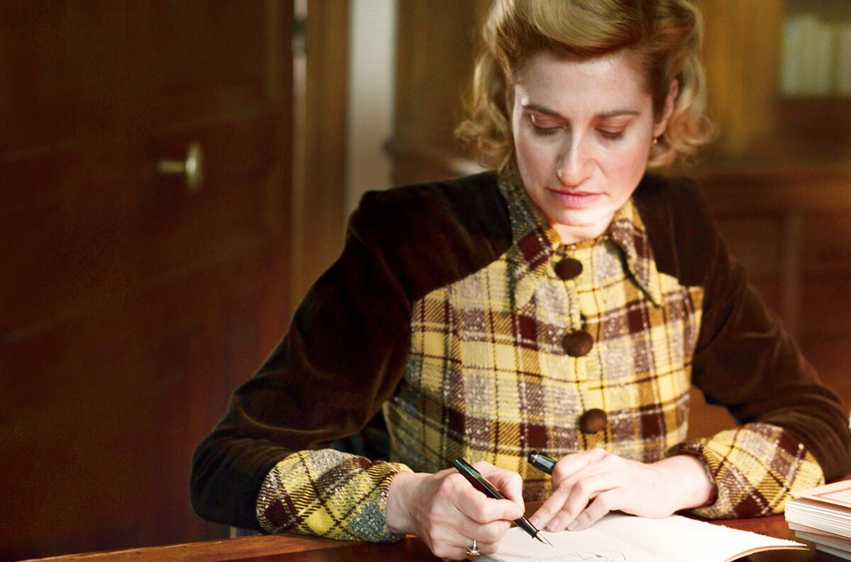 実在した女性小説家の半生をつづる M プロヴォ監督作 ヴィオレット 予告編 映画ナタリー