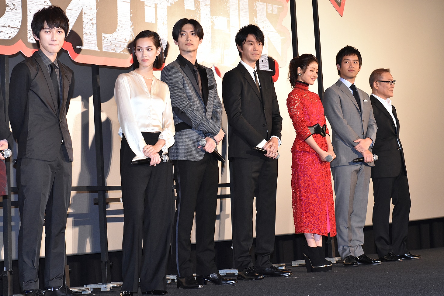 「進撃の巨人 ATTACK ON TITAN エンド オブ ザ ワールド」初日舞台挨拶の様子。左から本郷奏多、水原希子、三浦春馬、長谷川博己、石原さとみ、三浦貴大、國村隼。
