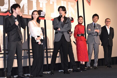 三浦春馬（中央）に顔立ちを褒められ、恥ずかしがる本郷奏多（左）。