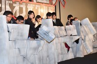 舞台挨拶内で行われた壁を壊すパフォーマンス。