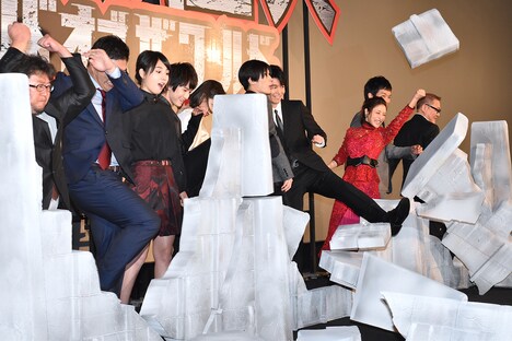 舞台挨拶内で行われた壁を壊すパフォーマンス。