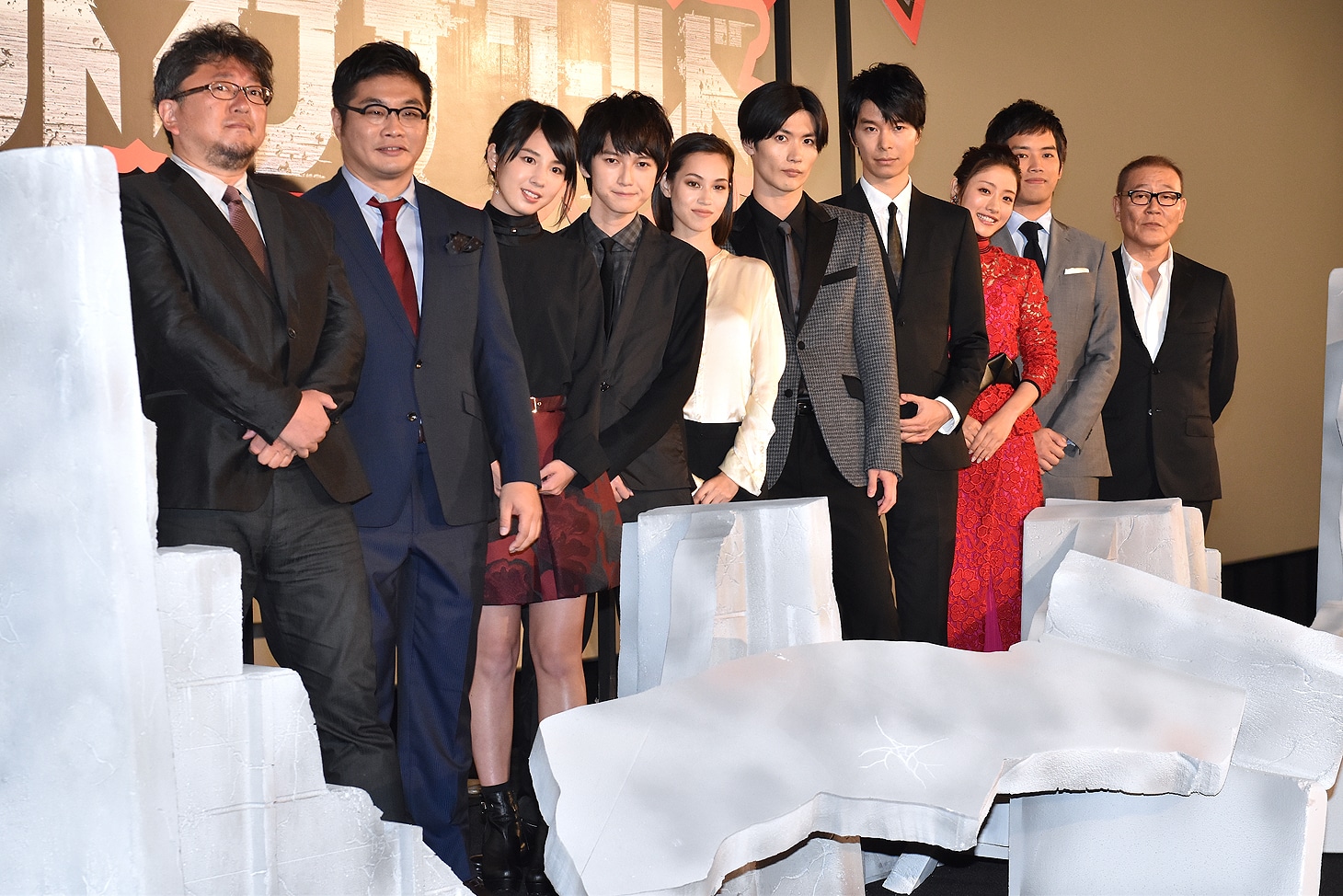 「進撃の巨人 ATTACK ON TITAN エンド オブ ザ ワールド」初日舞台挨拶の様子。左から樋口真嗣監督、松尾諭、桜庭ななみ、本郷奏多、水原希子、三浦春馬、長谷川博己、石原さとみ、三浦貴大、國村隼。