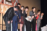 三浦春馬（中央）の言葉に思わず涙腺が緩んだ樋口真嗣（左）。