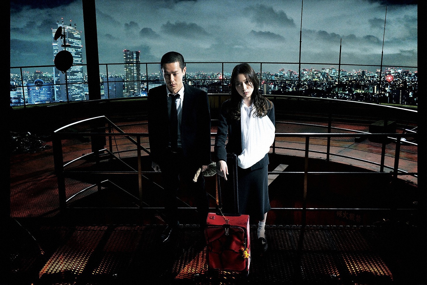 当麻（戸田恵梨香）と瀬文（加瀬亮）。(c)2013「劇場版SPEC~結~漸ノ篇」 (c)2013「劇場版SPEC~結~爻ノ篇」