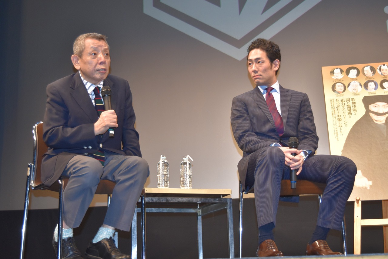 左から荒井修、中村勘九郎。