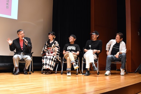 アフレコ現場での経験を、ユーモアを交えながら語る登壇者たち。