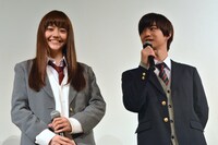 撮影中のエピソードを話す松井愛莉と千葉雄大。